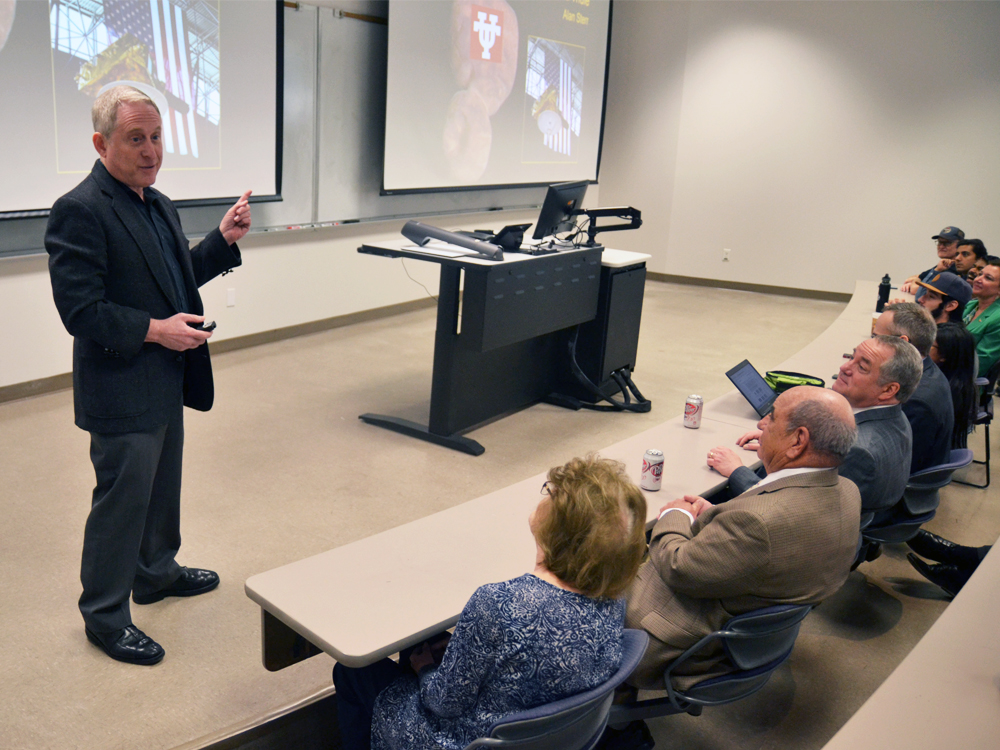 photo of alan stern giving a seminar