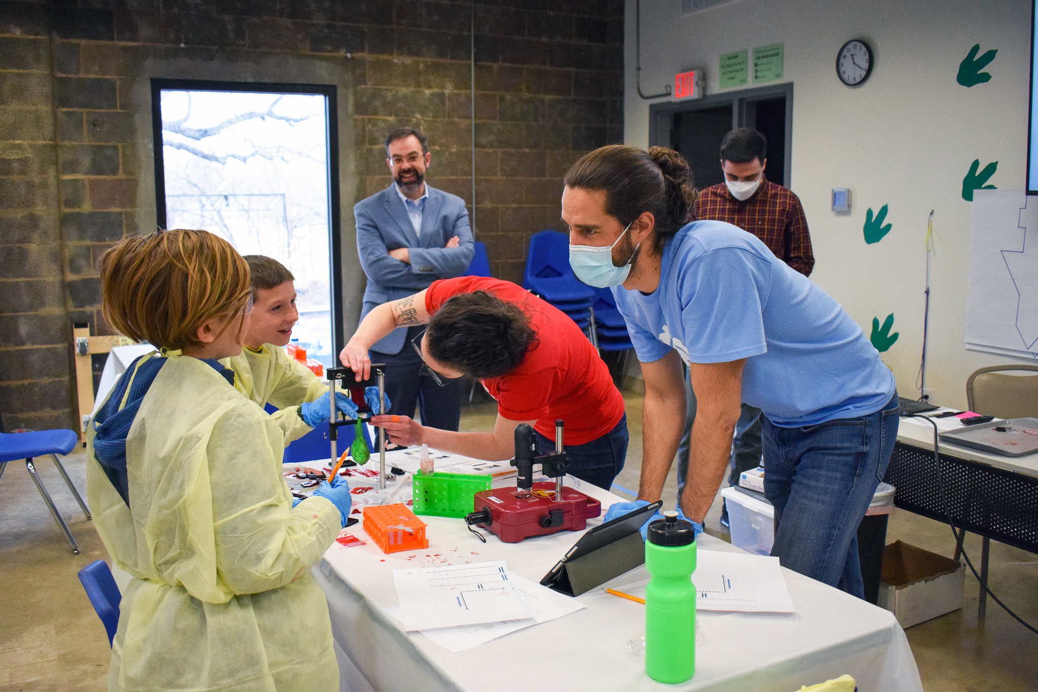 photo of manuel rausch leading outreach project with students at science mill