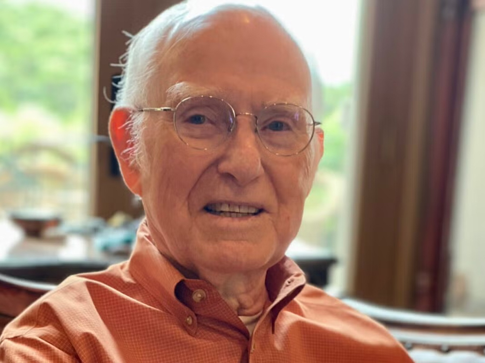 Alumnus  Humbolt "Hum" Mandell, Jr.