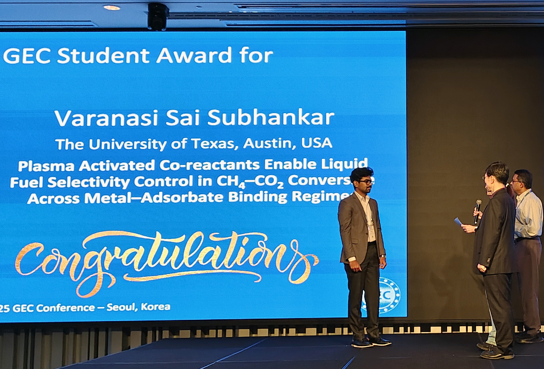 Varanasi Sai Subhankar receiving GEC student excellence award